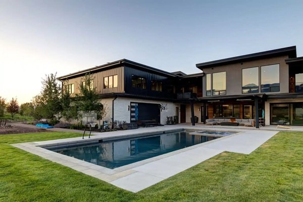 Hiring a Pool Builder